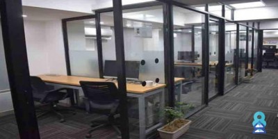 What are the qualities found in the staff of a coworking space?